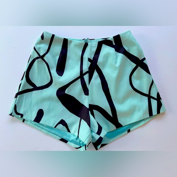 LILY ROSE SHORT (Season Sales❣️) - Picture 2 of 5